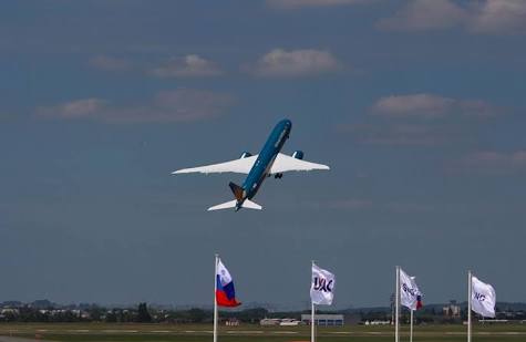 Paris Air Show Muhteşem Gösteriyle Açıldı (Video)