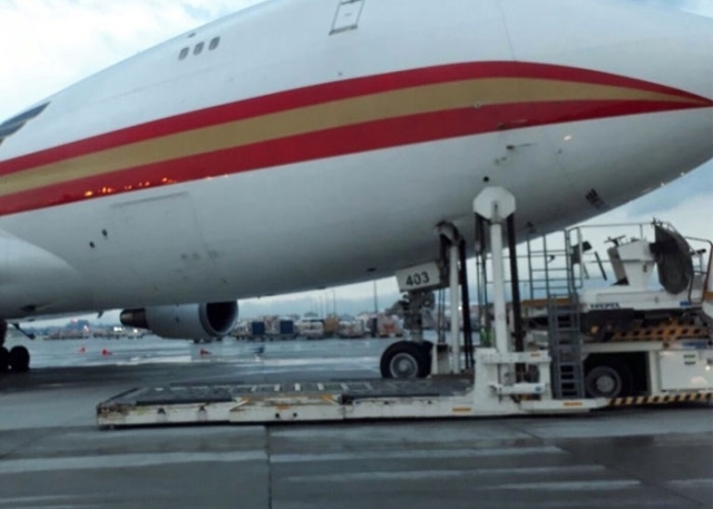 Boeing 747 Fırtınada Yükleme Aracına Çarptı!