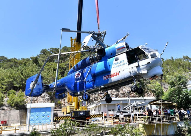 İzmir’de Baraja Düşen Helikopter Çıkarıldı